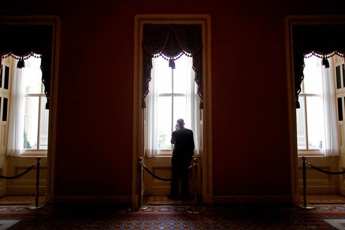 Thượng nghị sỹ Mỹ Majority Leader Harry đang gọi điện thoại và nhìn ra cửa sổ lớn tại một toà nhà chính phủ Mỹ ở Washington ngày 1/11/2011.